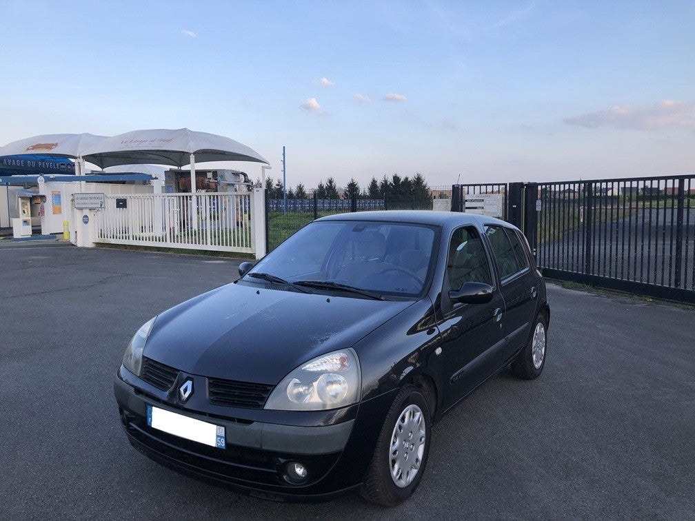 Renault Clio 2 1.4 16v essence 5 portes année 02/2004 6 cv fiscales couleur noir métal 145000 km