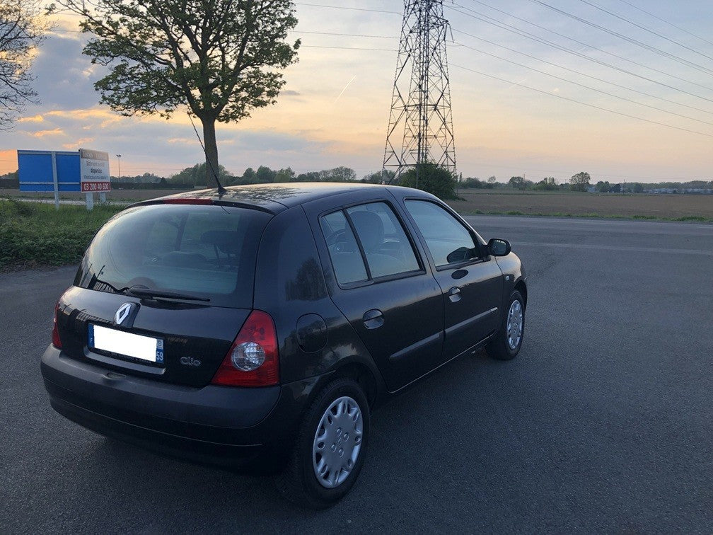 Renault Clio 2 1.4 16v essence 5 portes année 02/2004 6 cv fiscales couleur noir métal 145000 km