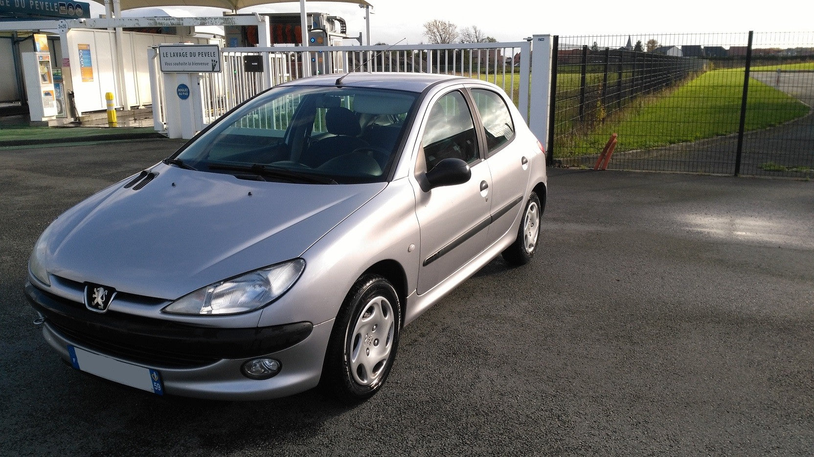 Peugeot 206 1,1 essence année 2001 couleur gris métal 5 portes 4 cv fiscales 166 000 km 
