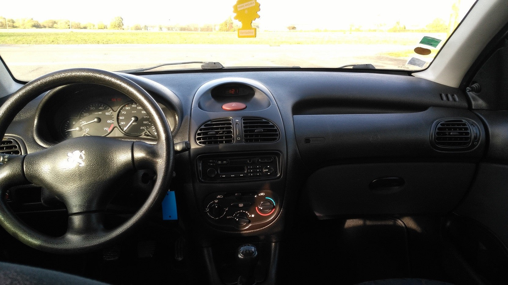 Peugeot 206 1,1 essence année 2001 couleur gris métal 5 portes 4 cv fiscales 166 000 km 