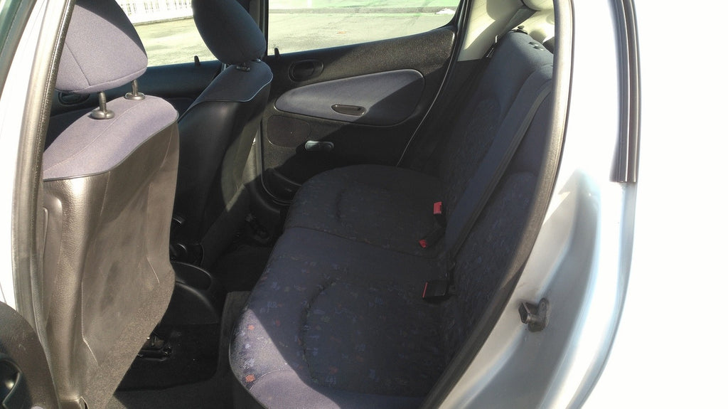 Peugeot 206 1,1 essence année 2001 couleur gris métal 5 portes 4 cv fiscales 166 000 km 