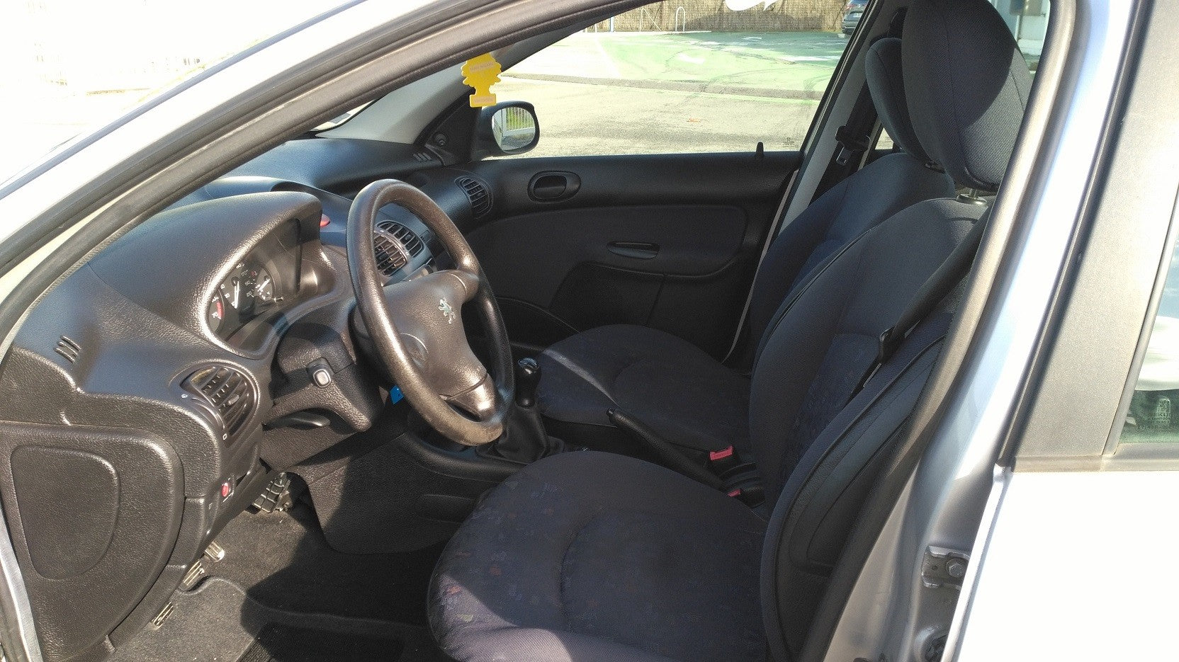 Peugeot 206 1,1 essence année 2001 couleur gris métal 5 portes 4 cv fiscales 166 000 km 