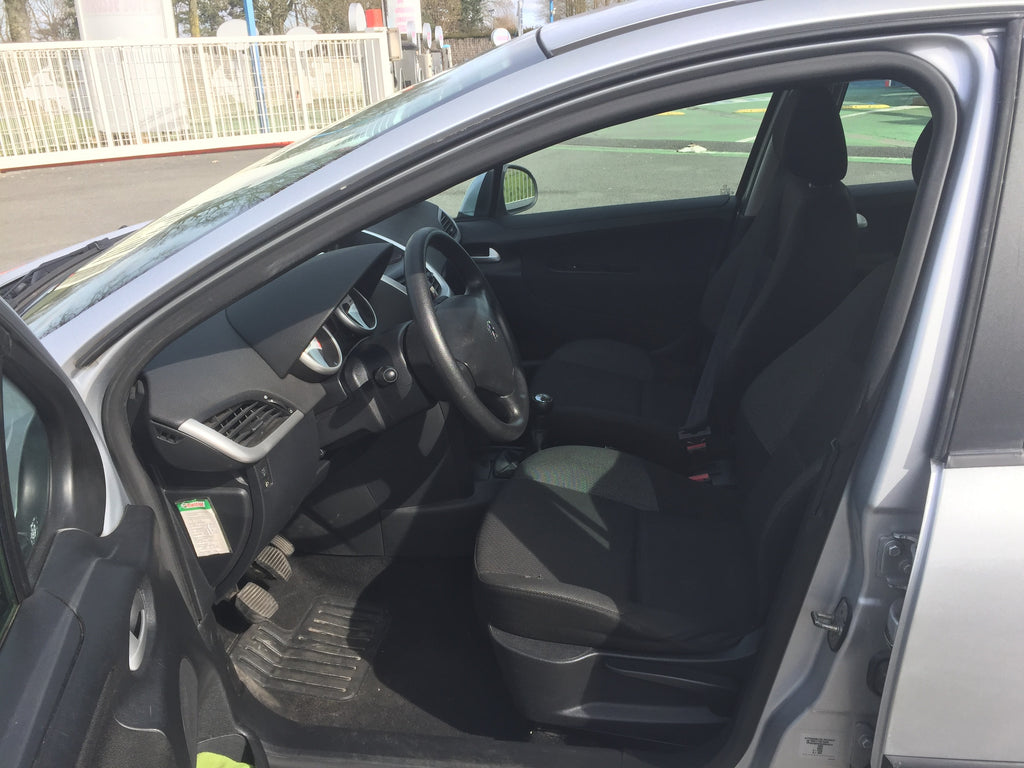 Peugeot 207 1.4 hdi 70 cv année 2007 couleur gris métal