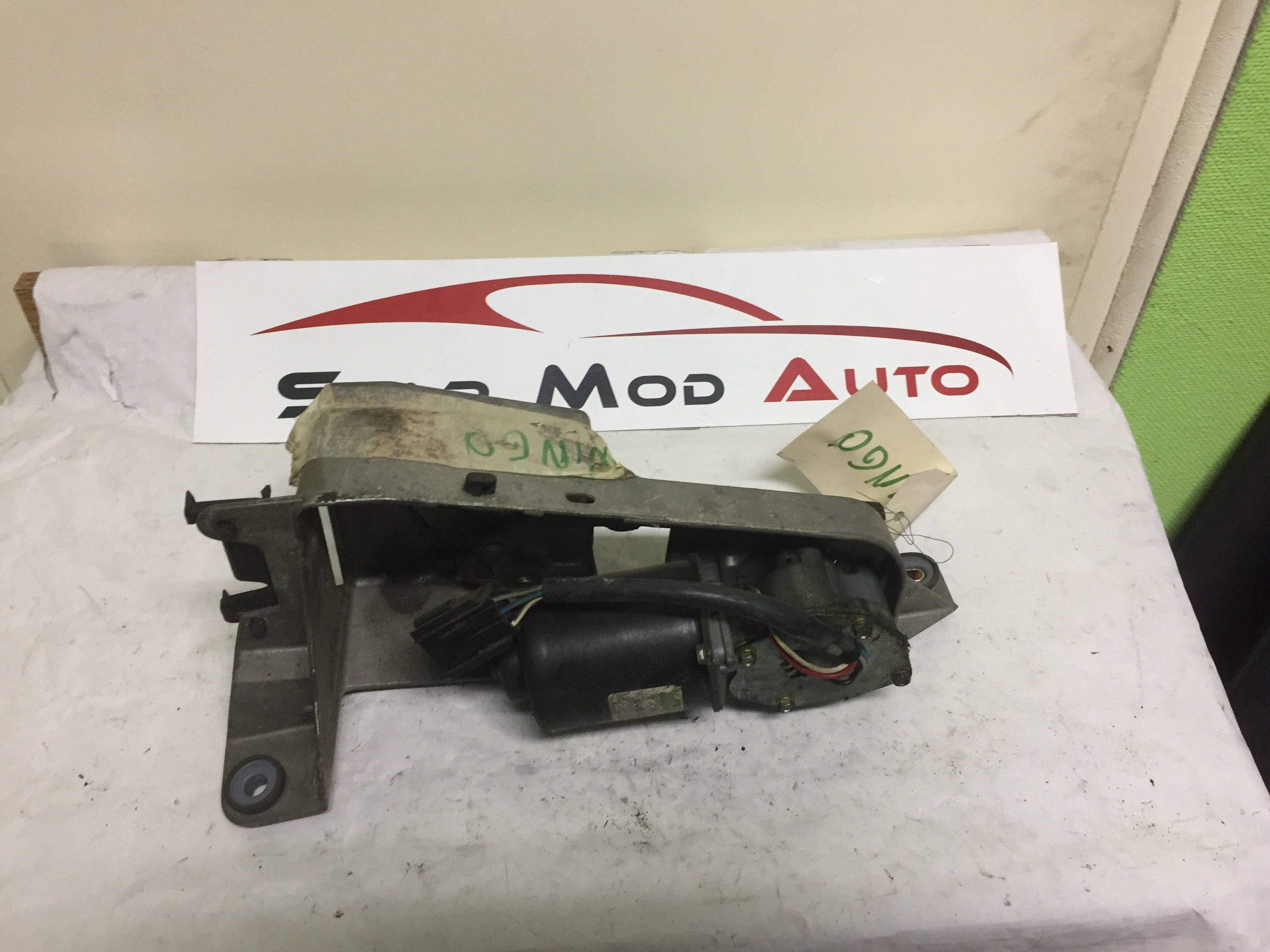 MOTEUR D ESSUIE GLACE AVANT RENAULT TWINGO 99