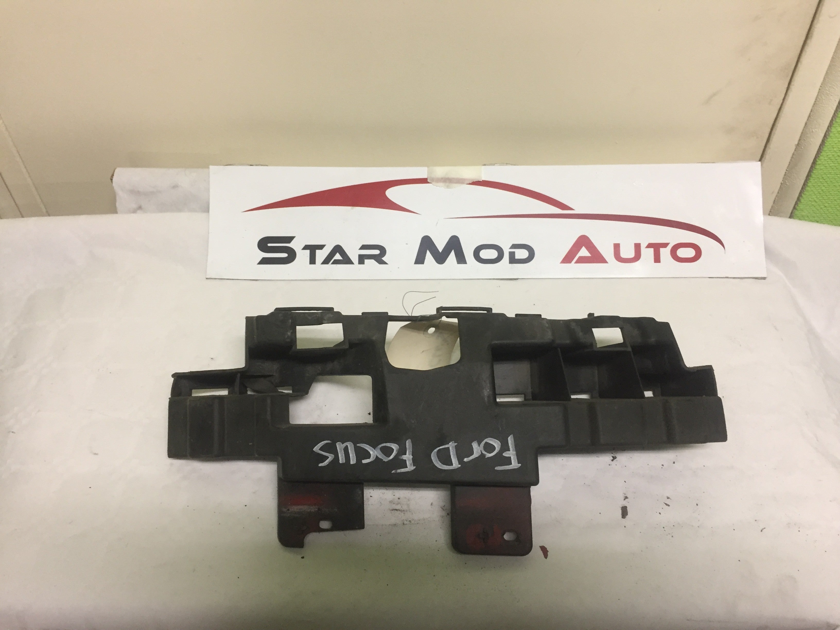 fixation de par choc arrière Ford c max 2006