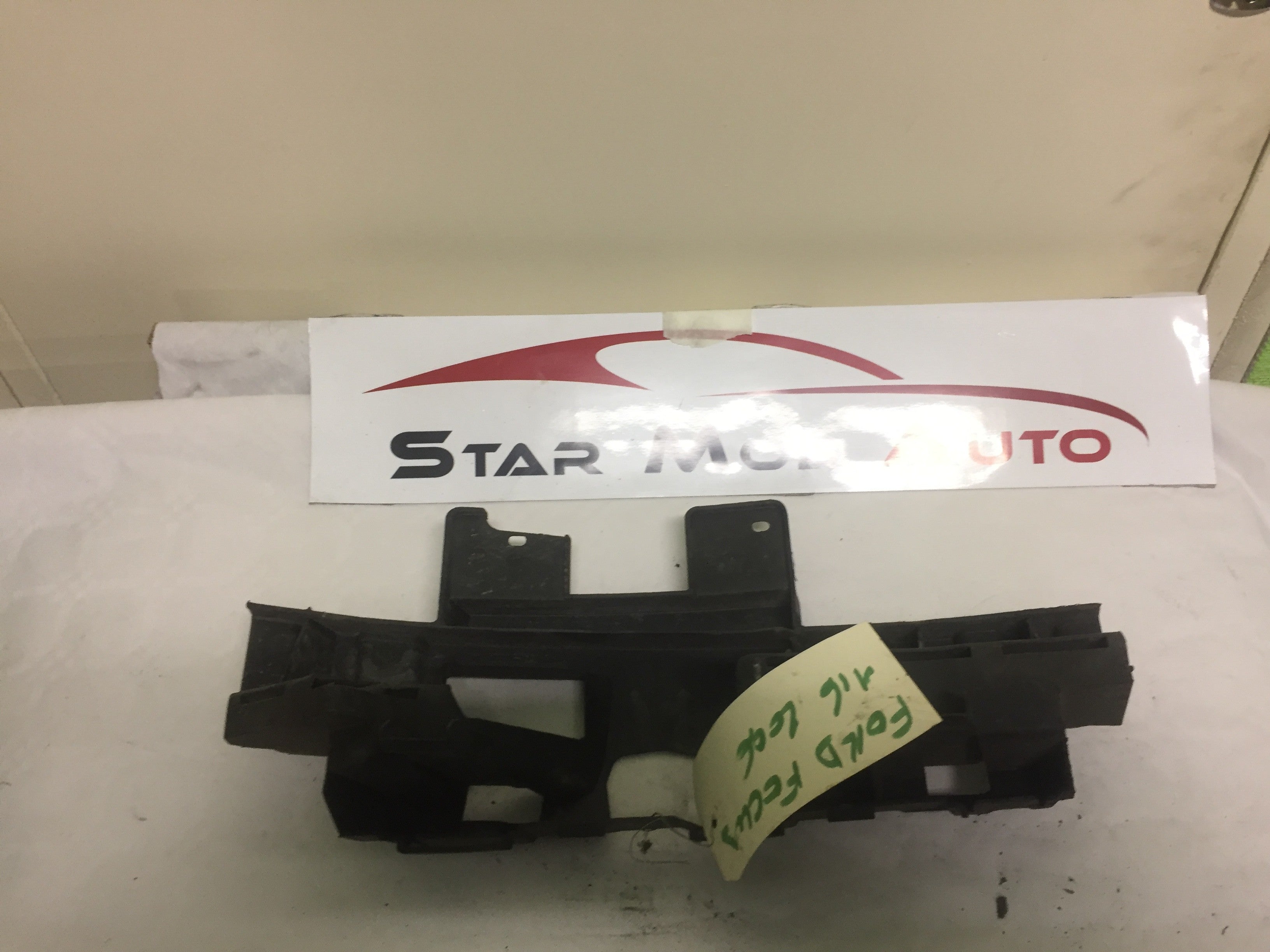 fixation de par choc arrière Ford c max 2006