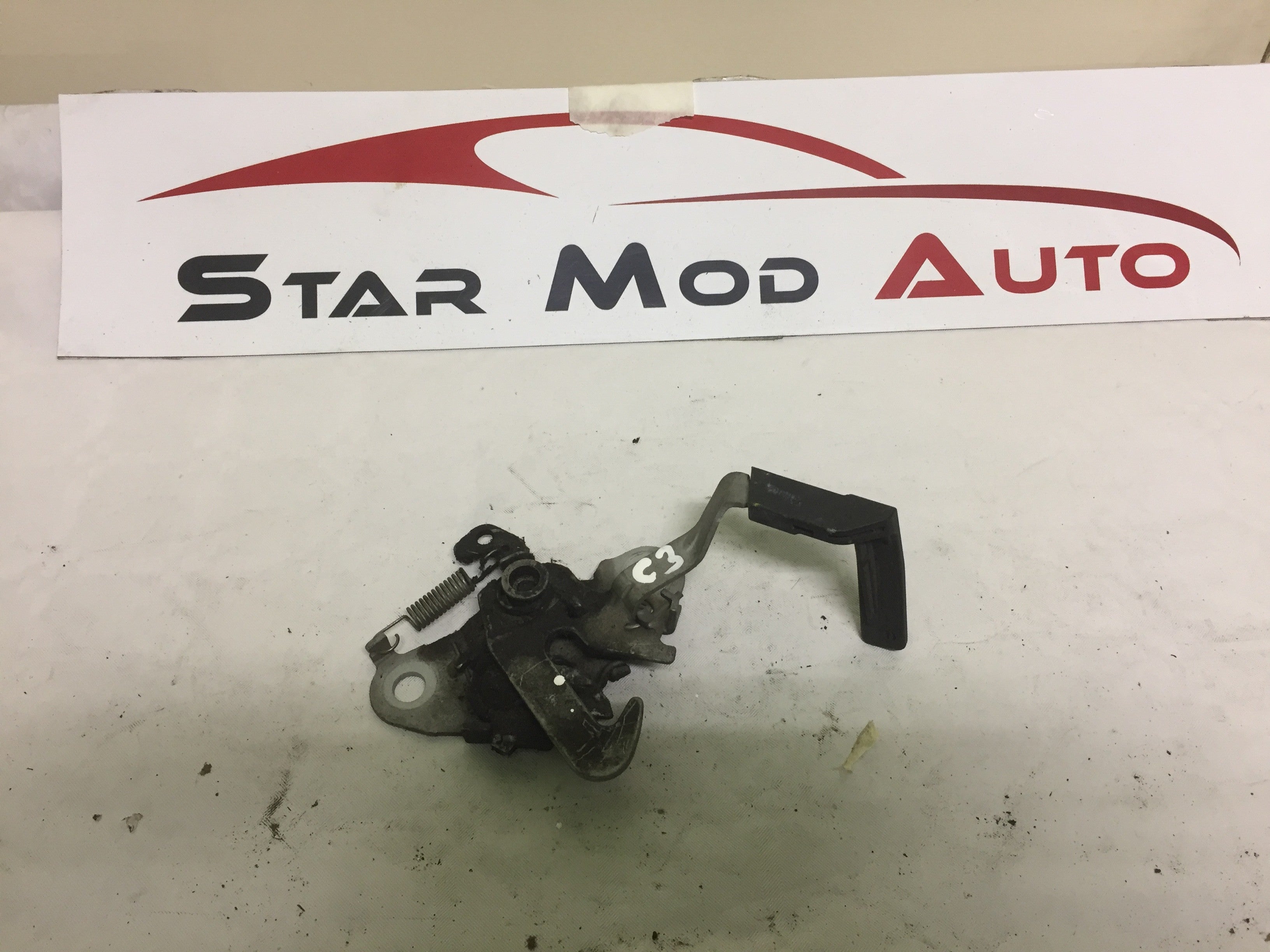 serrure de capot Peugeot Partner 2010