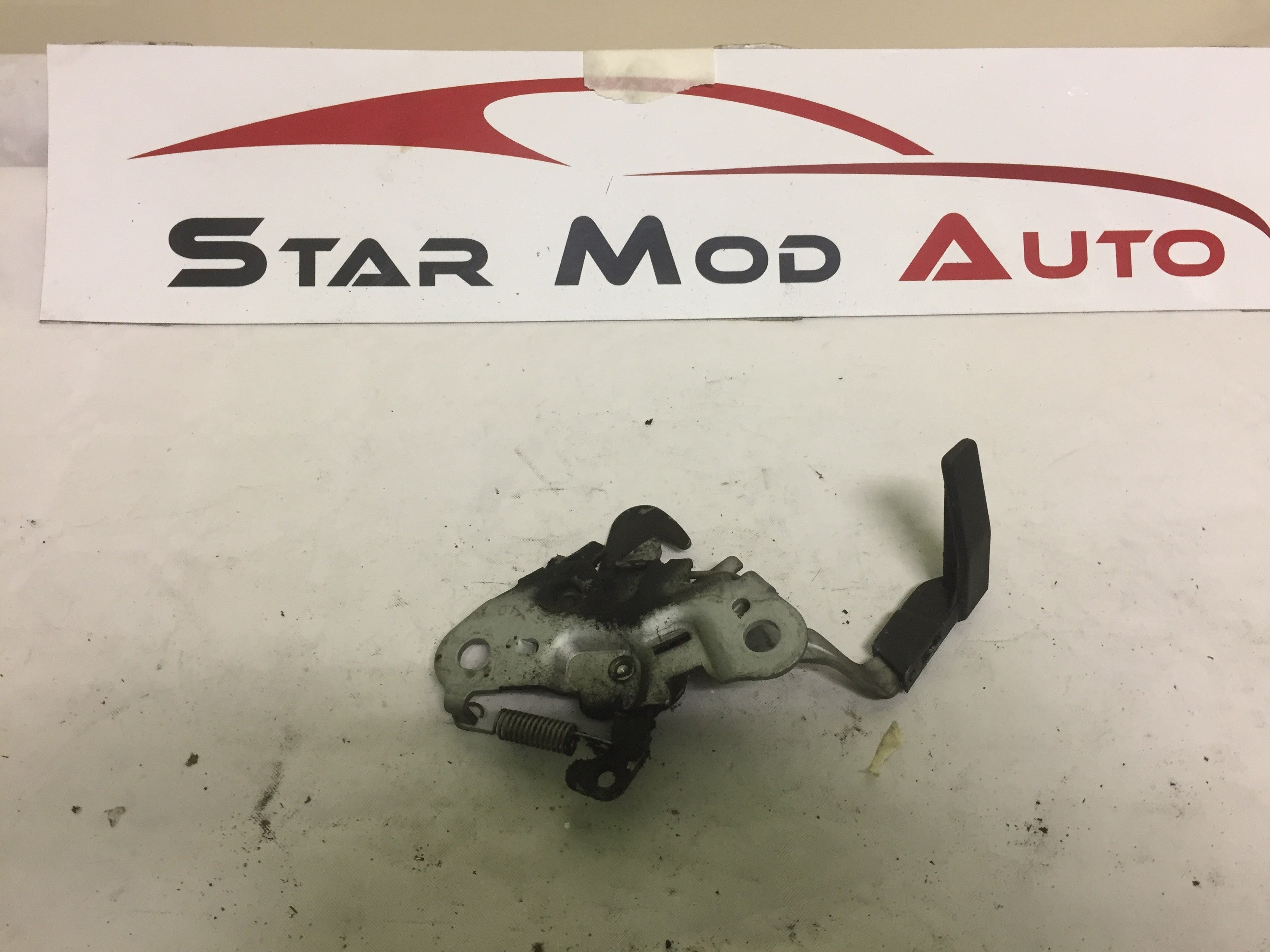 serrure de capot Peugeot Partner 2010