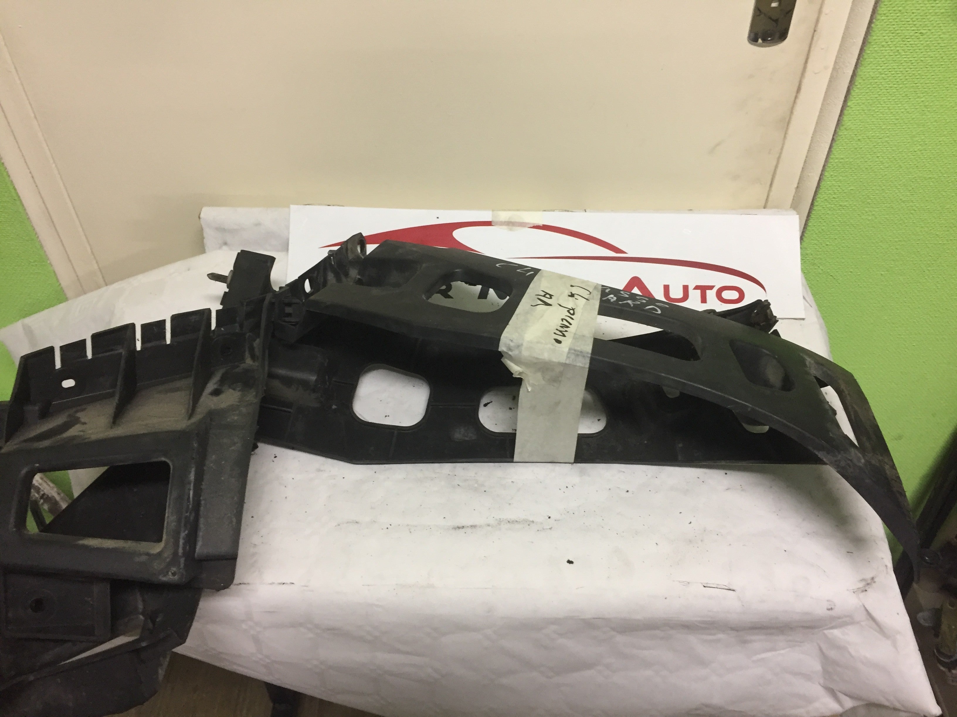 fixation de par choc arrière Citroën c4 Picasso 2007