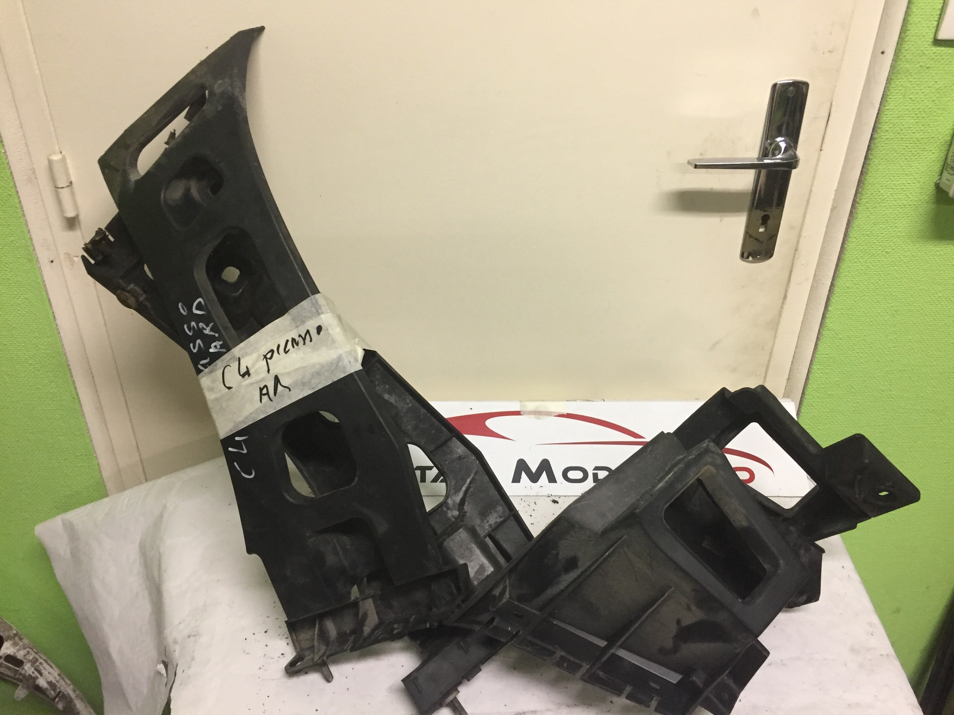 fixation de par choc arrière Citroën c4 Picasso 2007