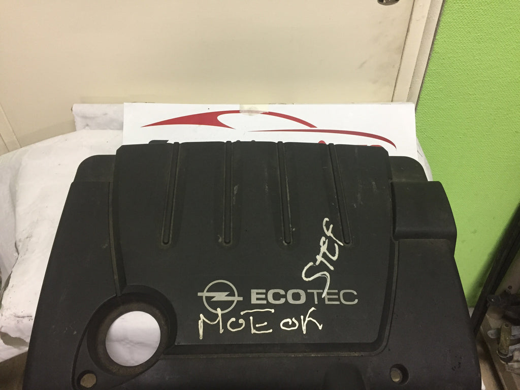 cache moteur Opel zafira b 1.9 cdti 2007