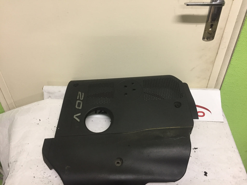 cache moteur Volkswagen passât 1.8 essence 2000