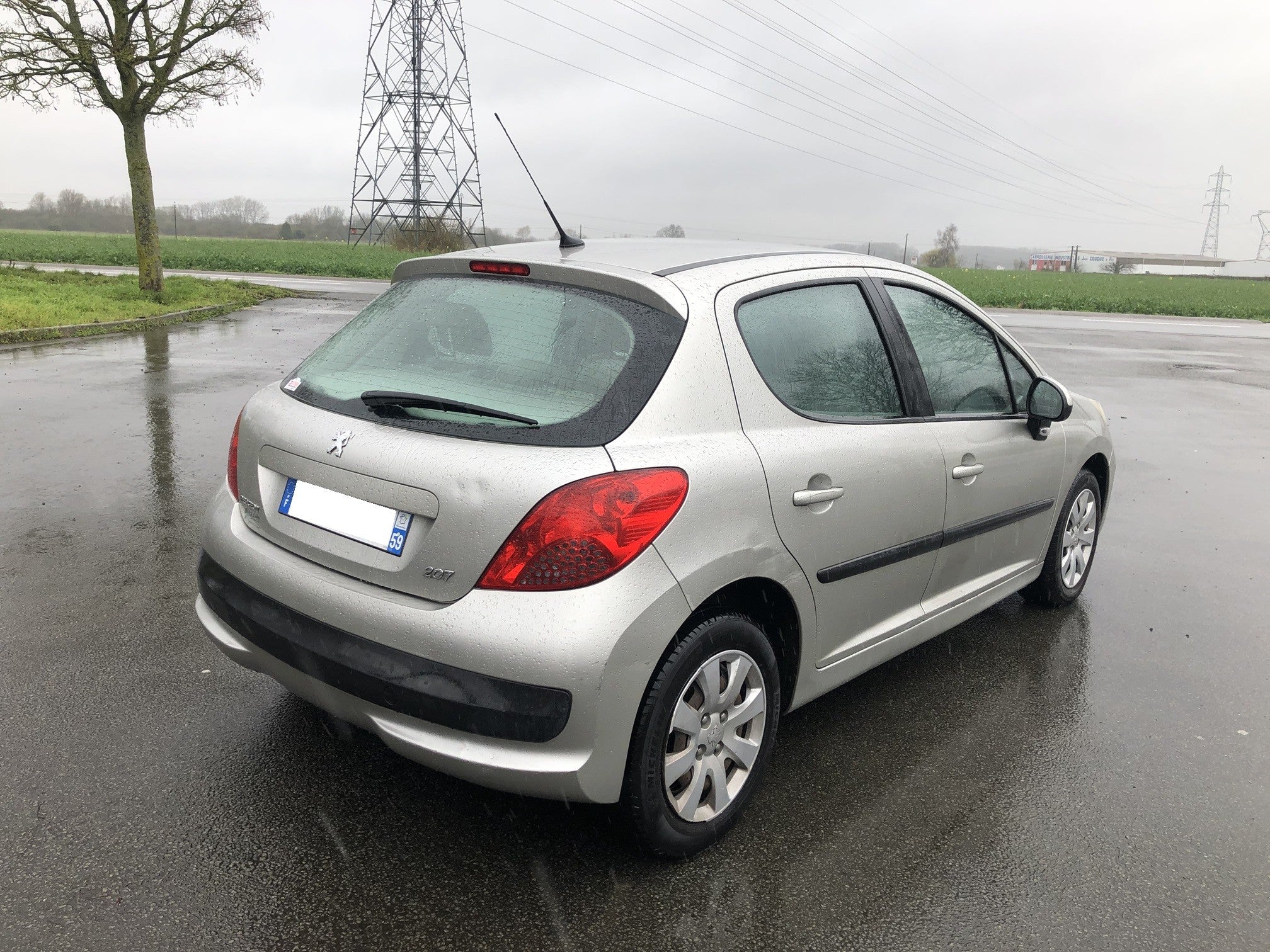 Peugeot 207 1.4 essence 95 cv année 2007 5 portes