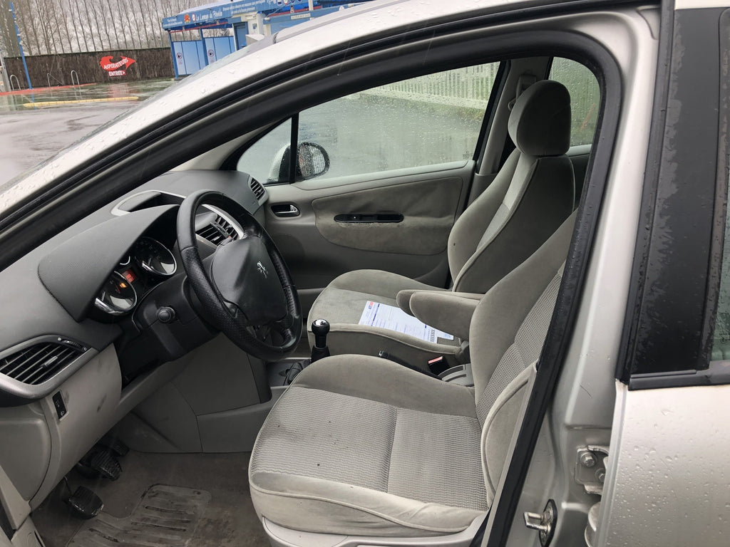 Peugeot 207 1.4 essence 95 cv année 2007 5 portes