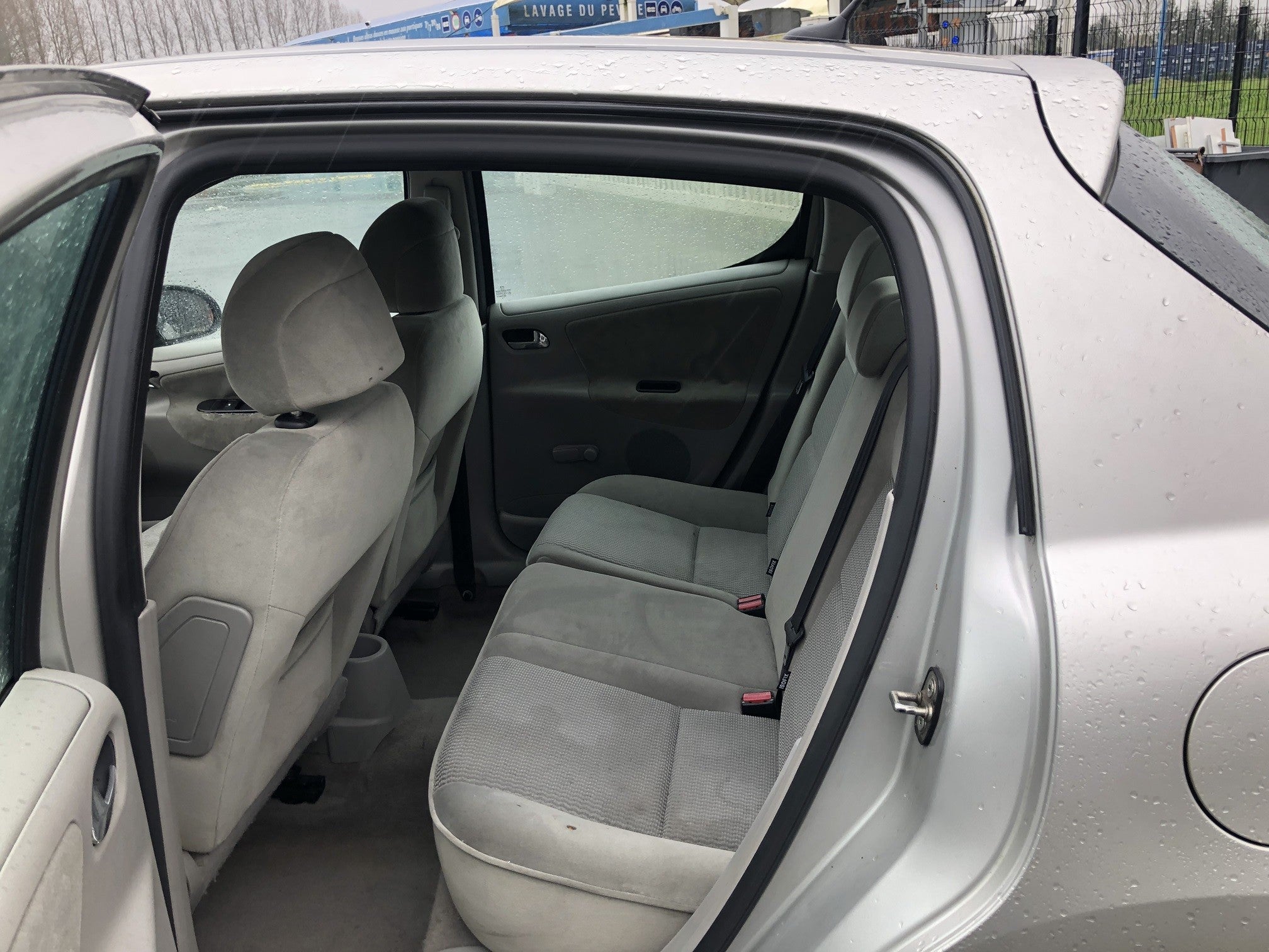 Peugeot 207 1.4 essence 95 cv année 2007 5 portes