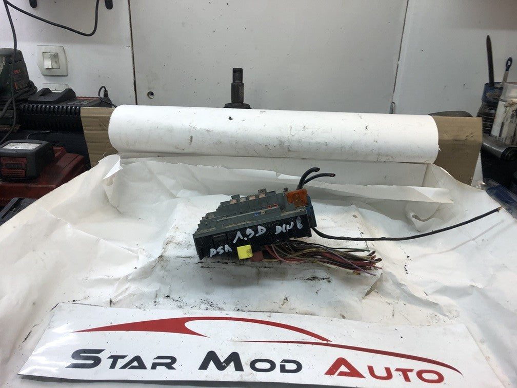 boitier fusible compartiment moteur Citroën Berlingo 1.9 d 2001