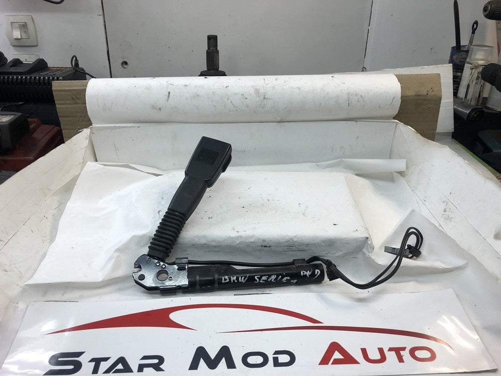 boucle de ceinture avant droit Bmw série 1e 87