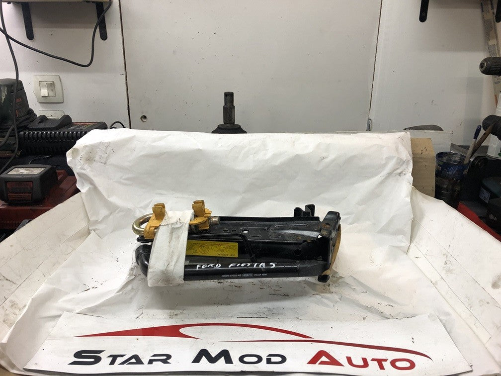 cric dépannage avec crochet de remorquage Ford fiesta 5 1.4 tdci