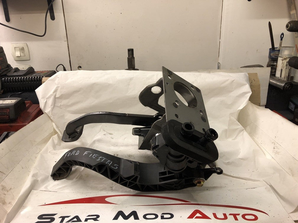 pédalier embrayage et frein Ford fiesta 5 1.4 tdci année 2007