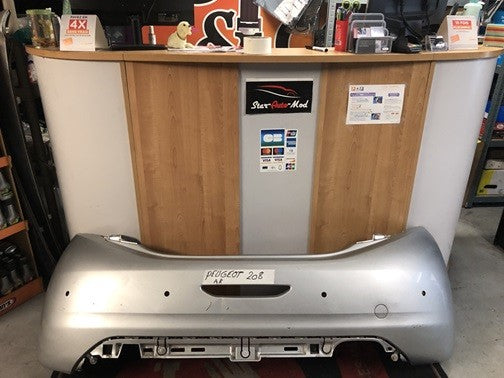 pare choc arrière Peugeot 208 année 2013 avec radar de recul