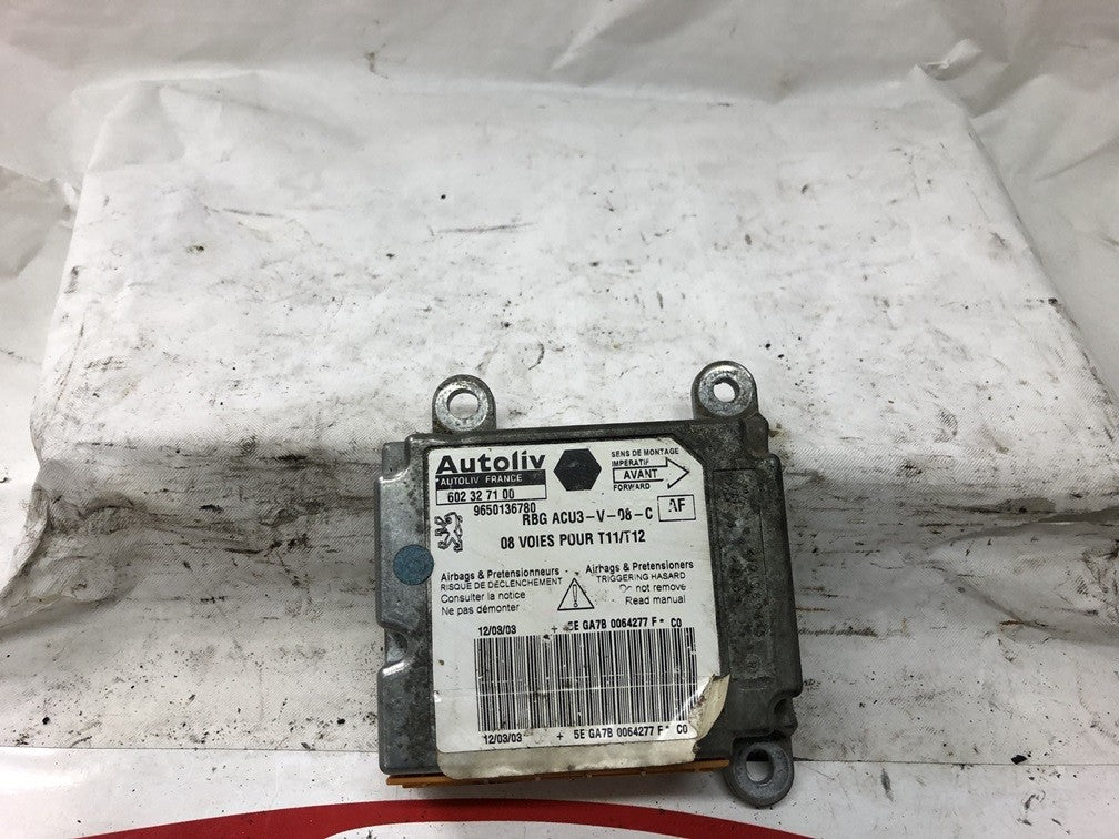 calculateur airbag Peugeot 206 1.4 hdi 70 cv phase 1 réf 9650136780
