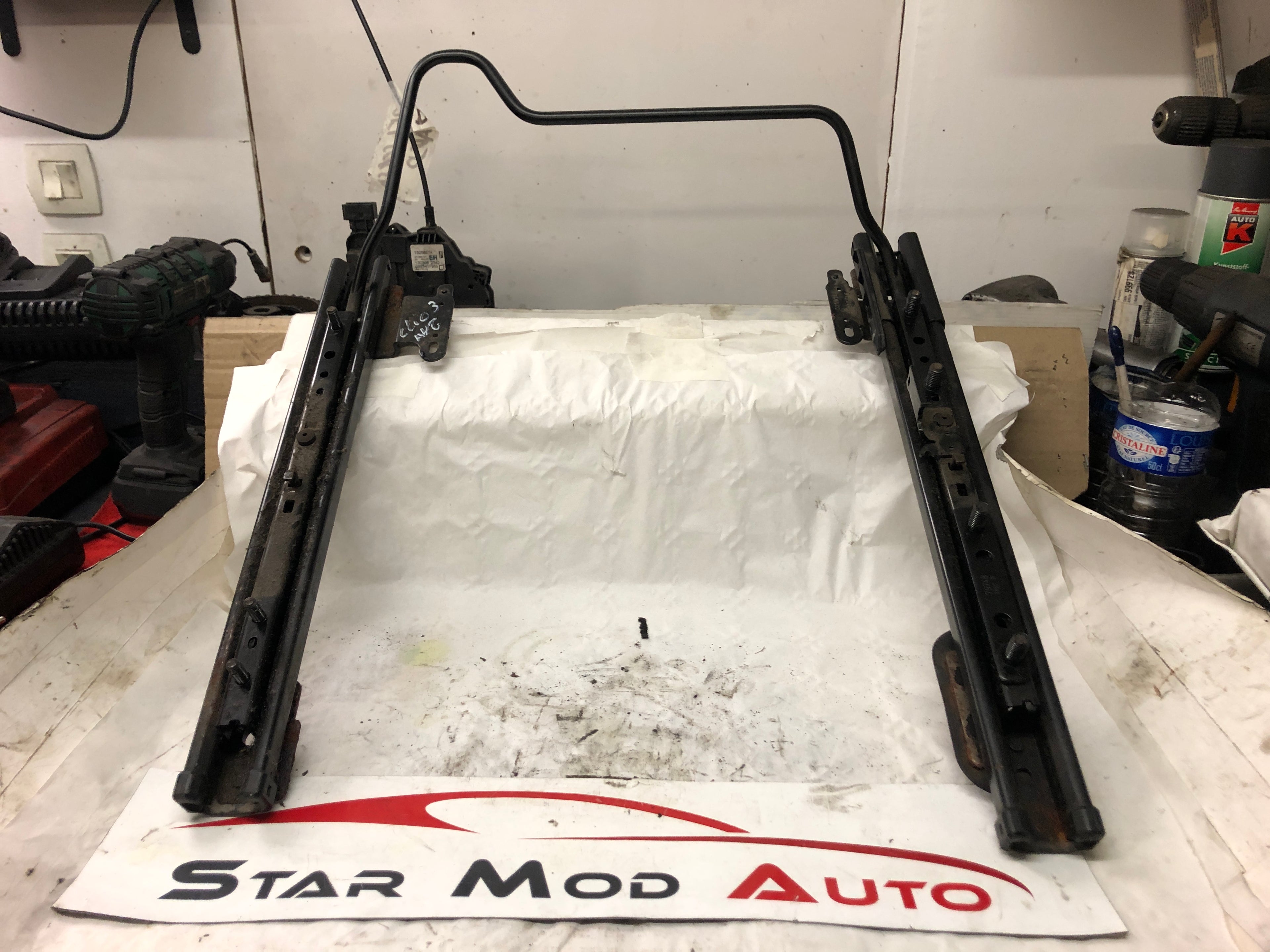 rail de siège avant gauche Renault Clio 3 année 2008