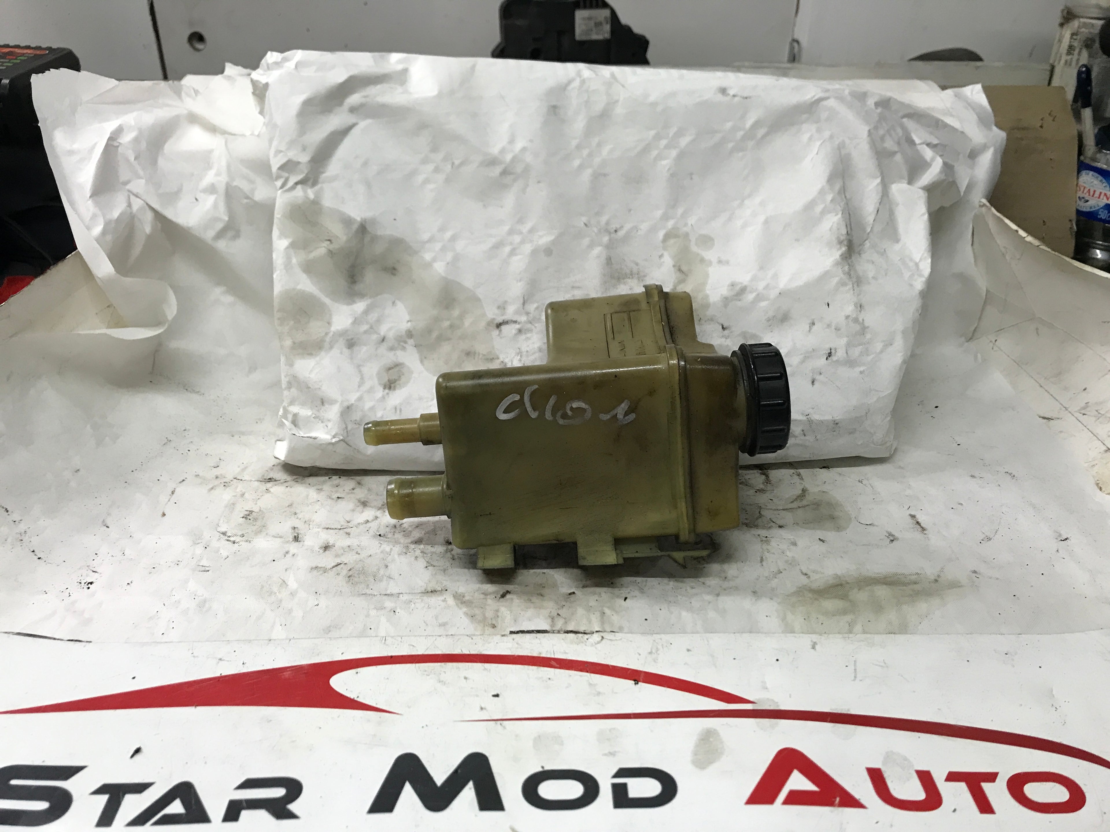 réservoir de liquide  de direction assistée Renault Clio 2 1.9 d année 2000